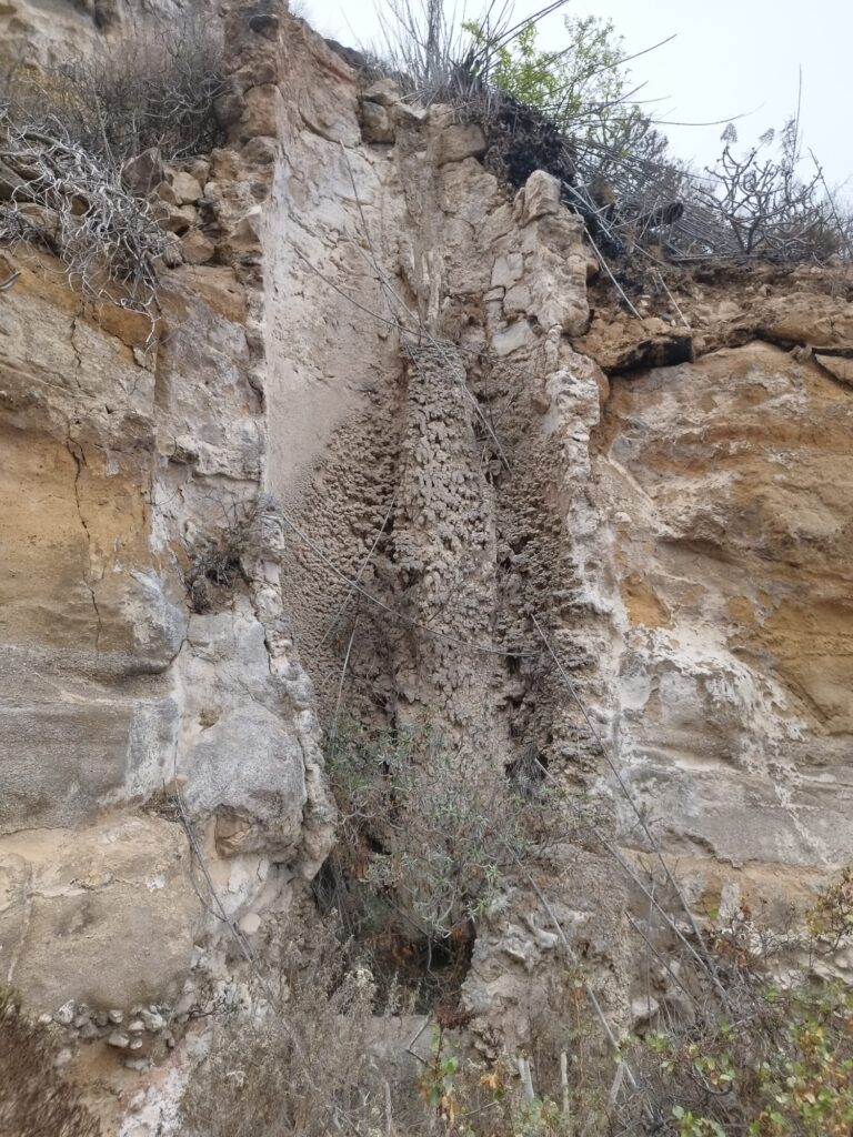 Cascada por donde caía el agua desde el estanque hasta el embudo situado en el molino